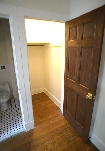 Closet small bedroom.