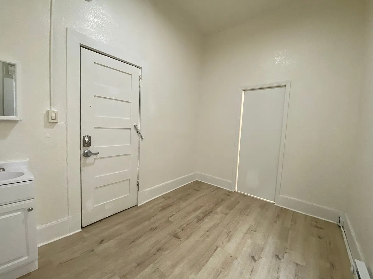 Building Photo - 706 Kearny St #124