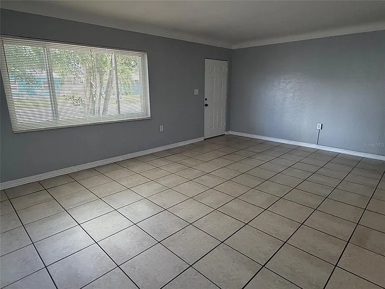 625 Kingston St S — Photo 2
