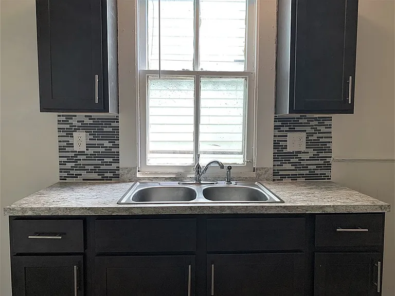 4610 Killam Ave — Photo 4