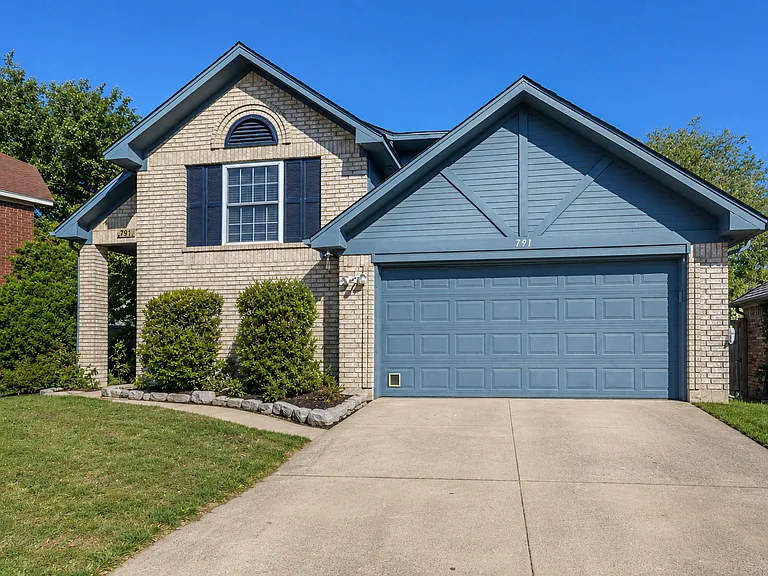 791 Chateau Ln — Photo 3