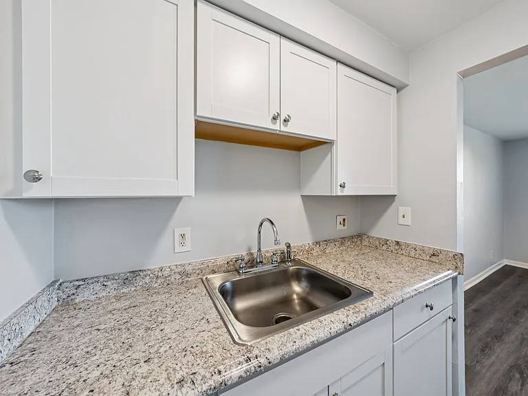 Manhattan Square Apartments — Photo 38