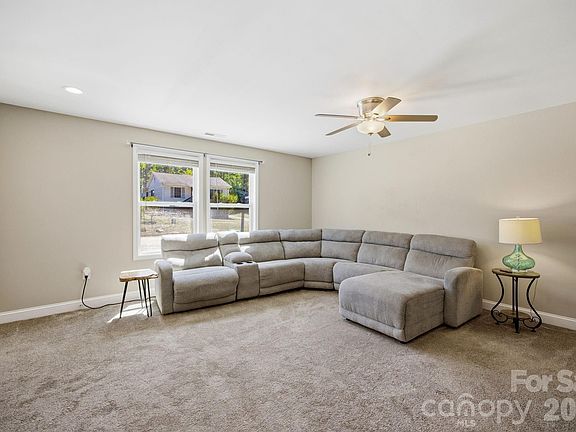 4th image of 9 Half Moon Dr
