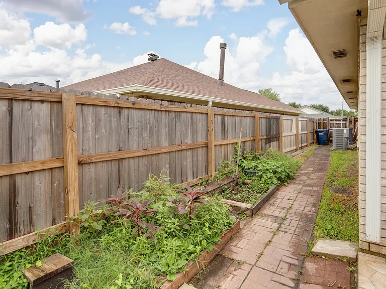 1209 Portsmouth Ct — Photo 28
