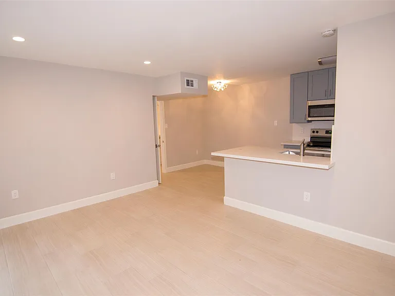 2201 Fountain View Dr #44 — Photo 2