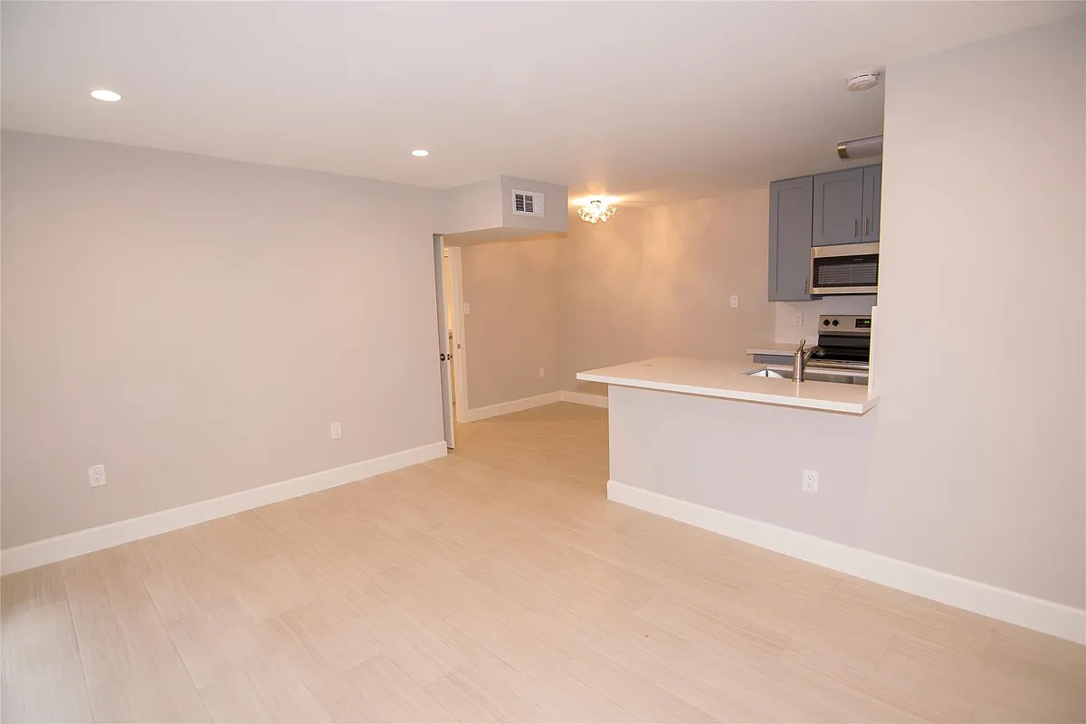 Building Photo - 2201 Fountain View Dr #44