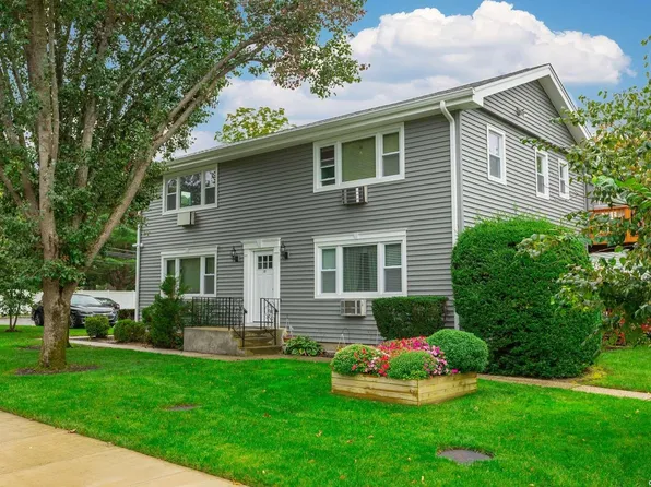 10 Mallard Lane #2b, Islip, NY 11751