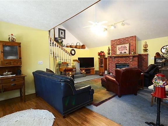 4th image of 876 Stoneshire Dr