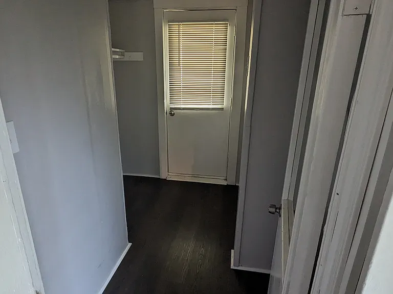111 Center St — Photo 4