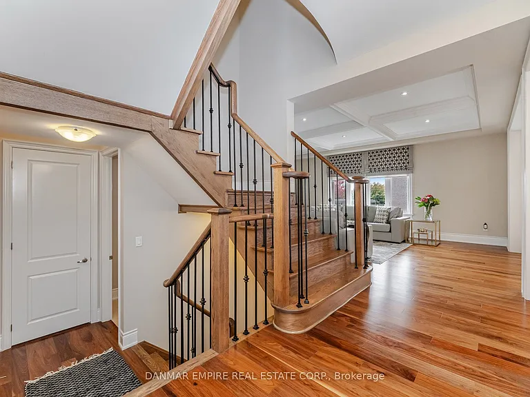2118 Vineland Cres — Photo 18