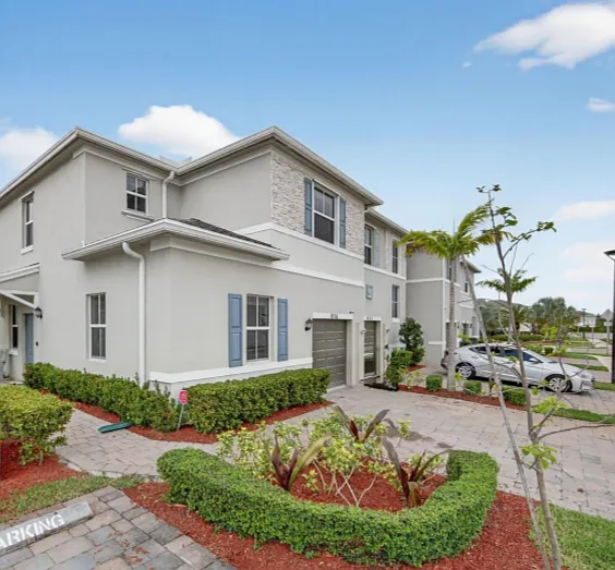 826 SE 17th St — Photo 1