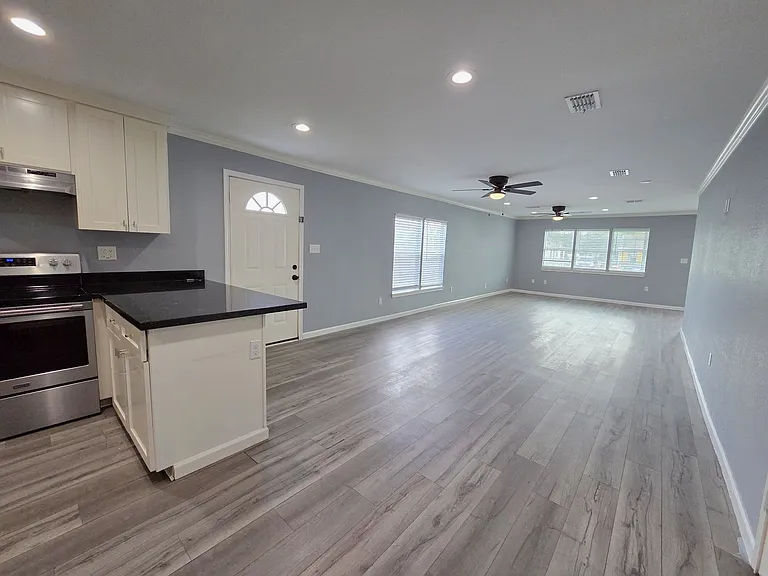 718 Lozano St — Photo 5