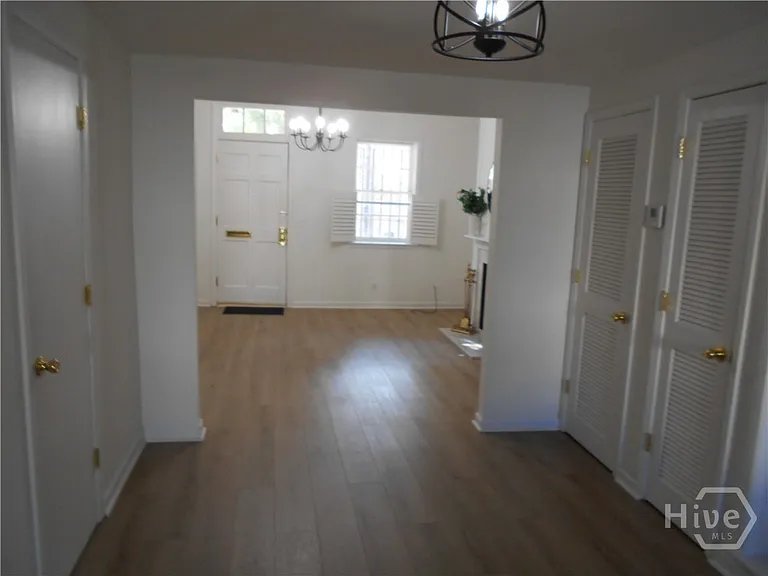 242 Price St — Photo 2
