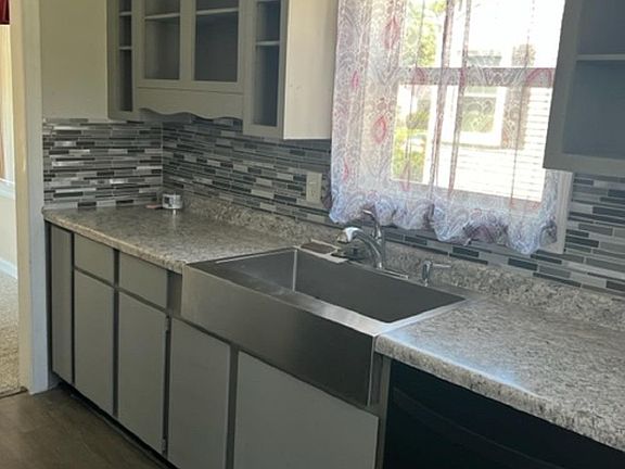 3rd image of 2328 Burlington Ave