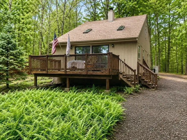 38 E Creek View Dr, Gouldsboro, PA 18424
