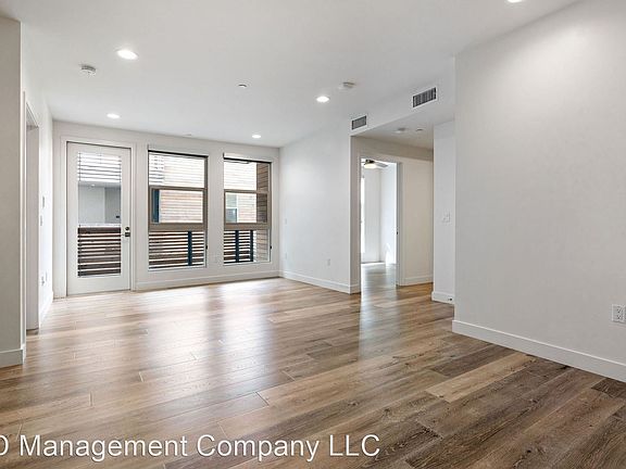 4th image of 1122 Pico Blvd #304