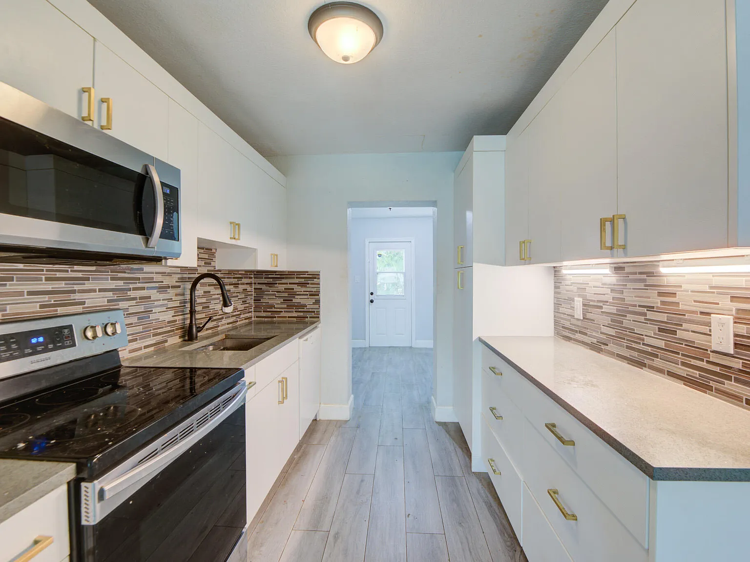3 bed, 1.0 bath, 1397 sqft, $3,400 — Photo 2