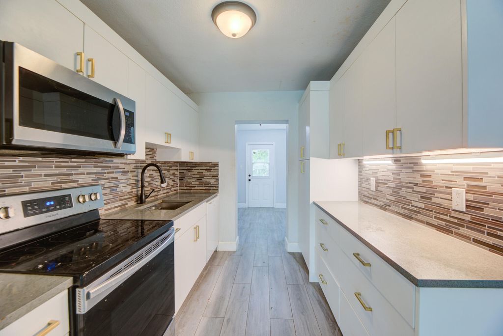 2633 NE 16TH Avenue, photo 2