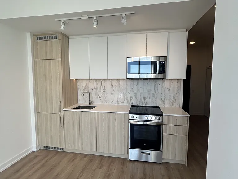 500 Dupont St #814 — Photo 8