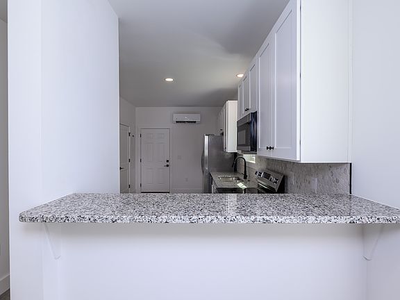 5th image of 222 Lower Edgewood Rd