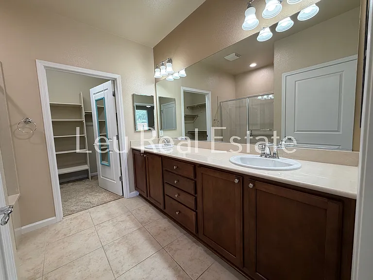 7425 Foxburgh Ct — Photo 10