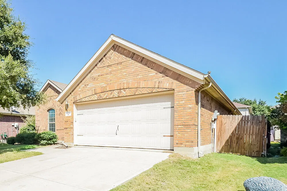 3 bed, 2.0 bath, 1658 sqft, $1,985 — Photo 3