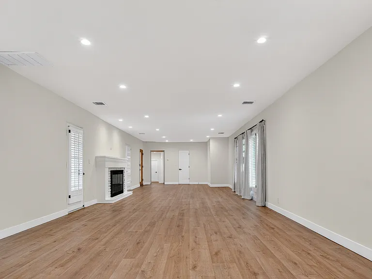 4711 Tyrone Ave — Photo 7