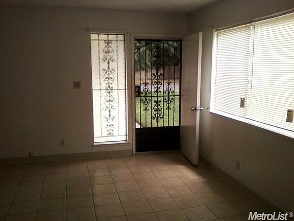 2nd image of 1219 Pinetree Dr Unit 2