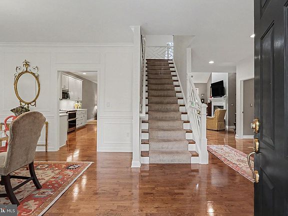 4th image of 12 Crain Cir