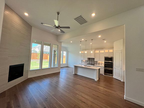 4th image of 327 Driftwood Ln