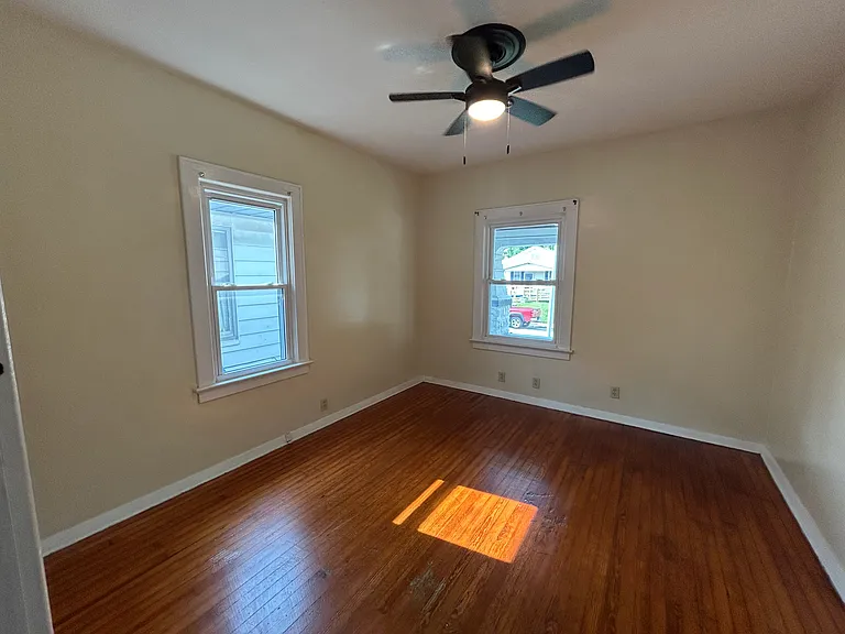 417 Richardt Ave — Photo 4