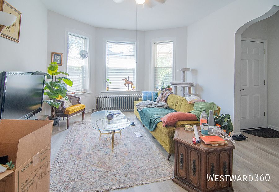 1st image of 4018 W Oakdale Ave #2