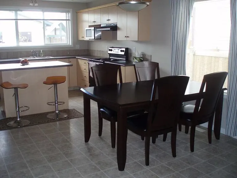 5567 Stevens Cres NW — Photo 7