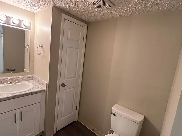 Cross Lakes Apartments — Photo 32