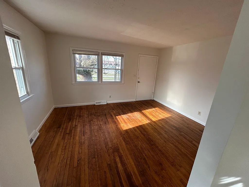 Charming 2BR Unit B in Stoney Brook with Central A/C — Photo 3