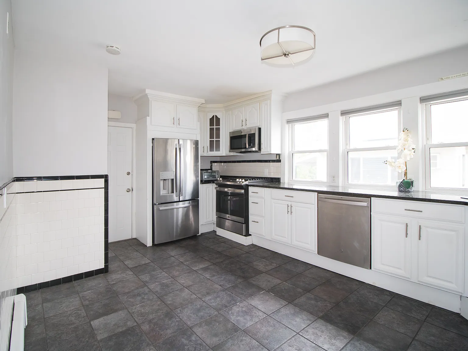 2 bed, 1000 sqft, $2,500 — Photo 2