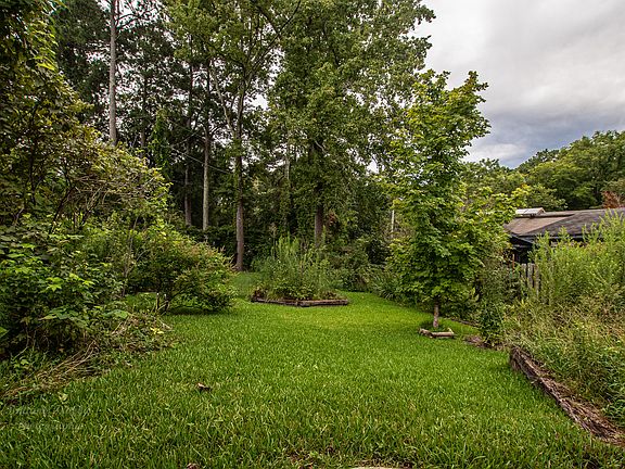 3rd image of 925 Crestwood Dr