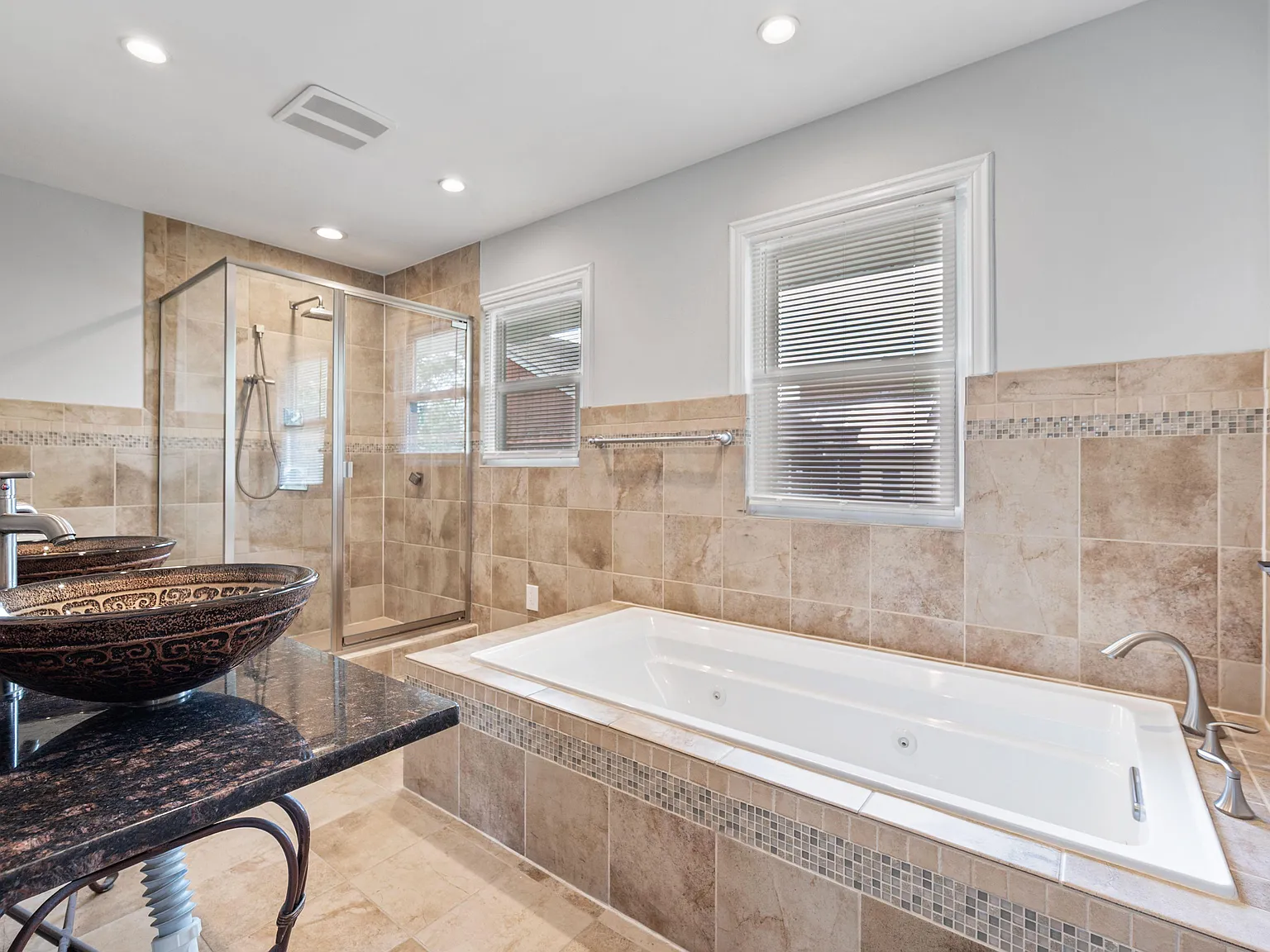4 bed, 3.0 bath, 3136 sqft, $1,590 — Photo 4
