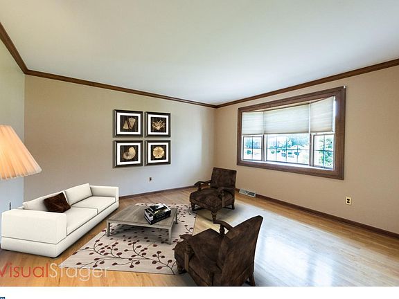 5th image of 10 Caroline Ct