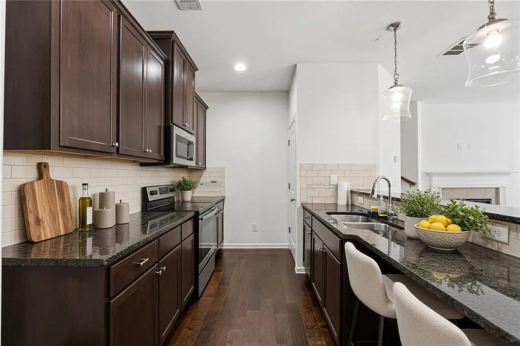 3 bed, 2.5 bath, 1600 sqft, $1,950 — Photo 3
