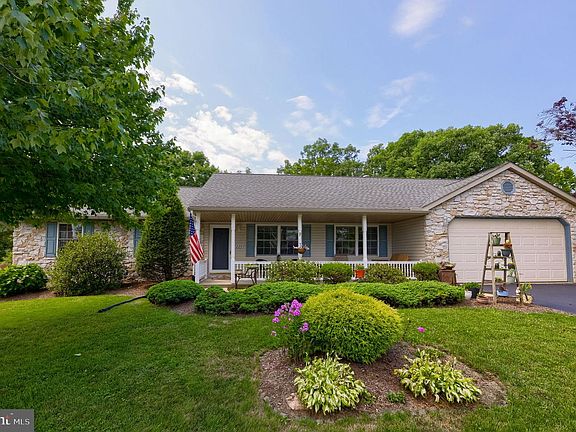 3rd image of 225 Country Dr