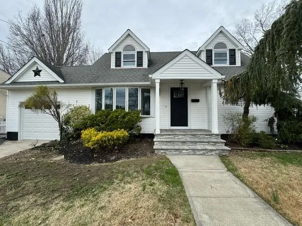 50 Westwood Road S, Massapequa Park, NY 11762