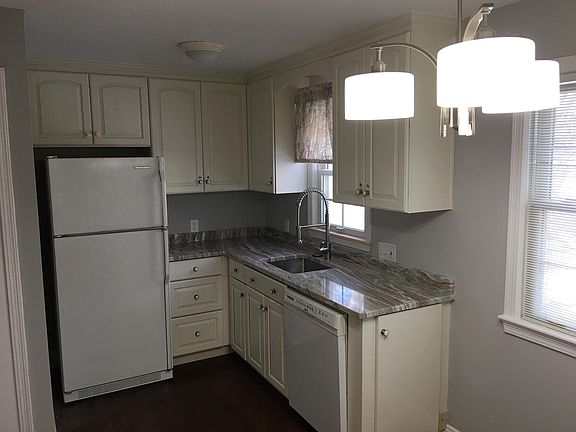 3rd image of 23219 Beachwood Blvd