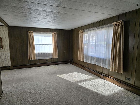 3rd image of 104 N Oak St