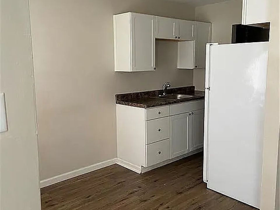 2nd image of 112 Bennington Dr #118