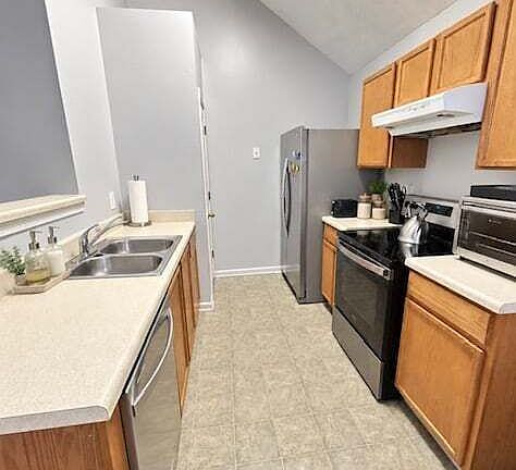 4th image of 2460 Vine St