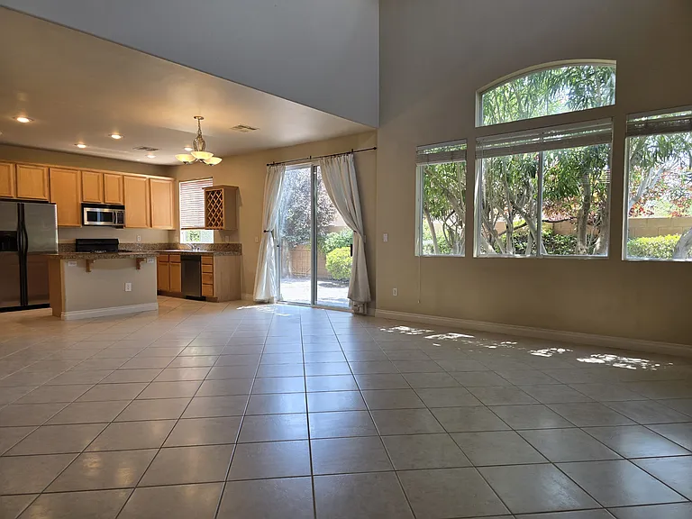 550 Artola St — Photo 4