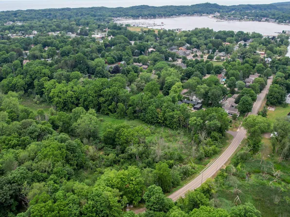 7 South St, Douglas, MI 49406