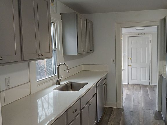 4th image of 223 Burr Oak St
