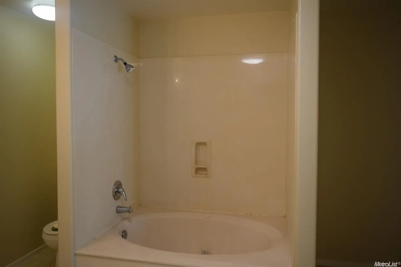 4 bed, 2.5 bath, 2067 sqft, $2,300 — Photo 1